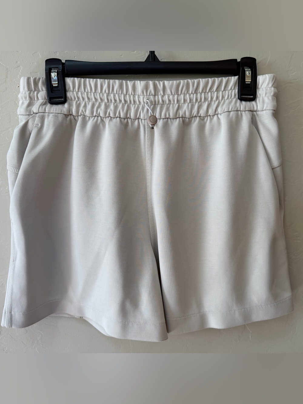 Lululemon Softstreme High Rise Bone Shorts Womens Size 8 READ